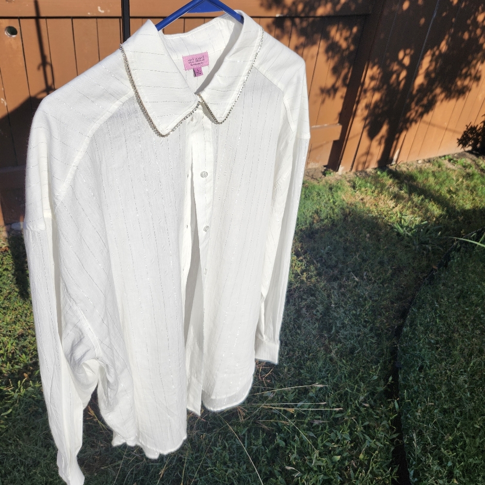 Relaxing fit shirt. New without tags